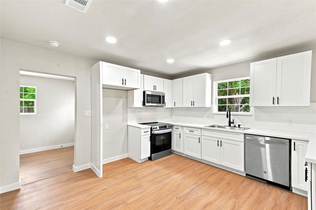 8414 Schiro Road, Hitchcock, TX 77563