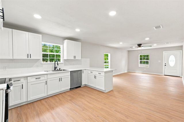8414 Schiro Road, Hitchcock, TX 77563