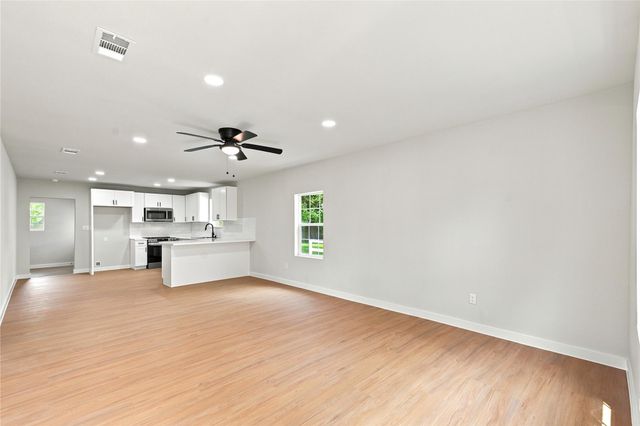 8414 Schiro Road, Hitchcock, TX 77563