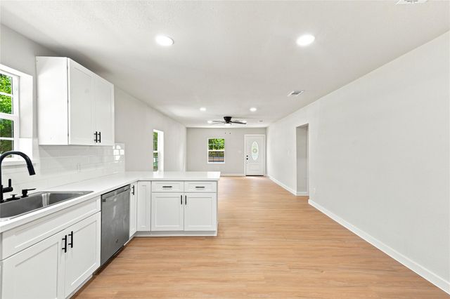8414 Schiro Road, Hitchcock, TX 77563