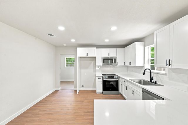 8414 Schiro Road, Hitchcock, TX 77563