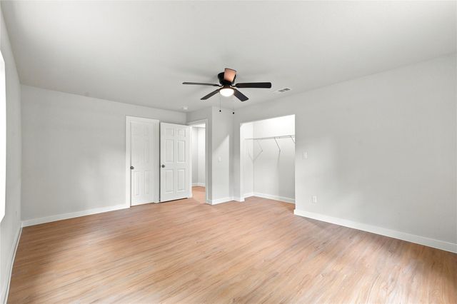 8414 Schiro Road, Hitchcock, TX 77563