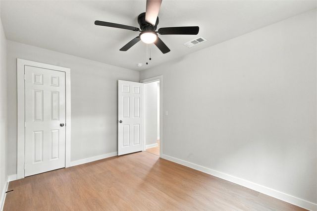 8414 Schiro Road, Hitchcock, TX 77563