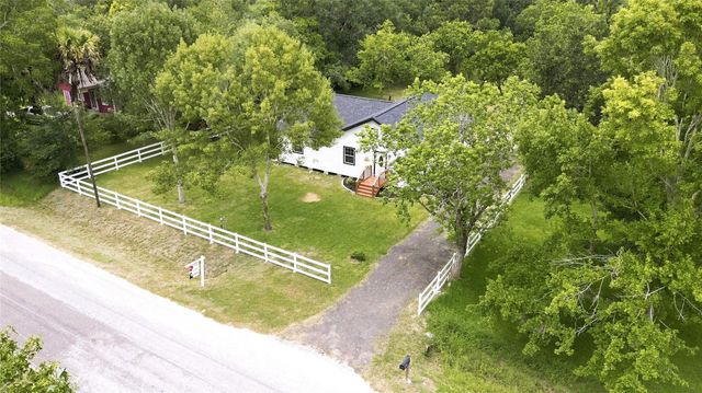 8414 Schiro Road, Hitchcock, TX 77563