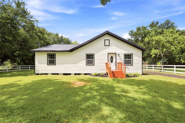 8414 Schiro Road, Hitchcock, TX 77563