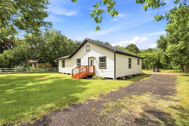 8414 Schiro Road, Hitchcock, TX 77563