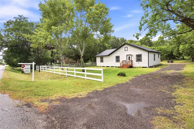 8414 Schiro Road, Hitchcock, TX 77563