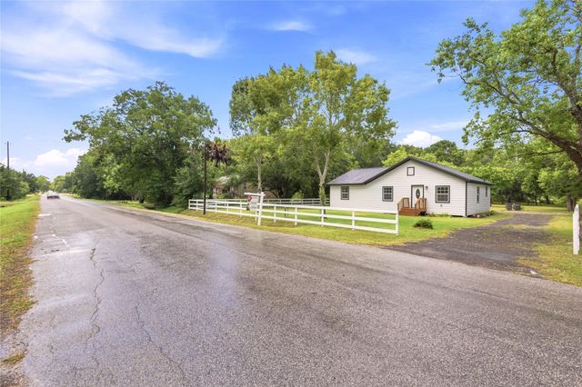 8414 Schiro Road, Hitchcock, TX 77563