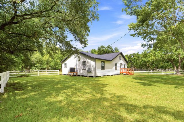 8414 Schiro Road, Hitchcock, TX 77563
