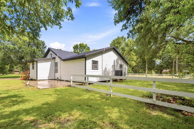 8414 Schiro Road, Hitchcock, TX 77563