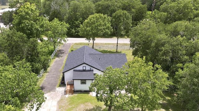 8414 Schiro Road, Hitchcock, TX 77563
