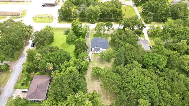 8414 Schiro Road, Hitchcock, TX 77563