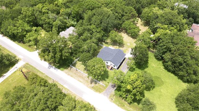 8414 Schiro Road, Hitchcock, TX 77563