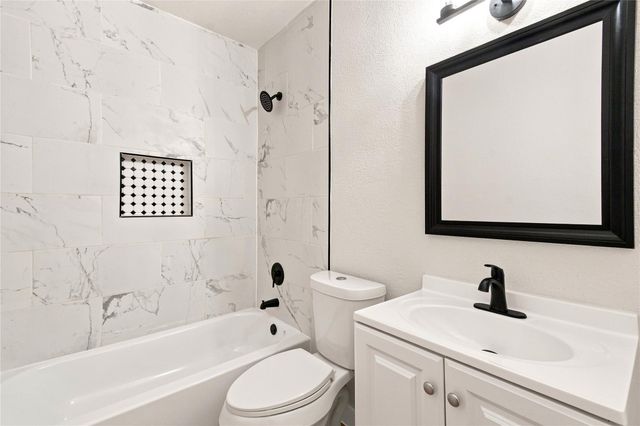 8414 Schiro Road, Hitchcock, TX 77563