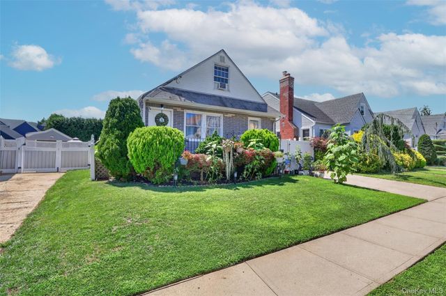 1069 Phoebe Street, Franklin Square, NY 11010