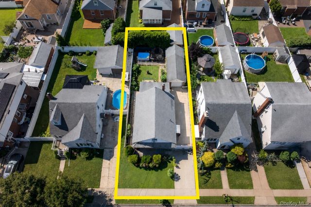 1069 Phoebe Street, Franklin Square, NY 11010