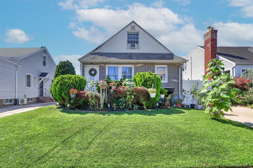 1069 Phoebe Street, Franklin Square, NY 11010