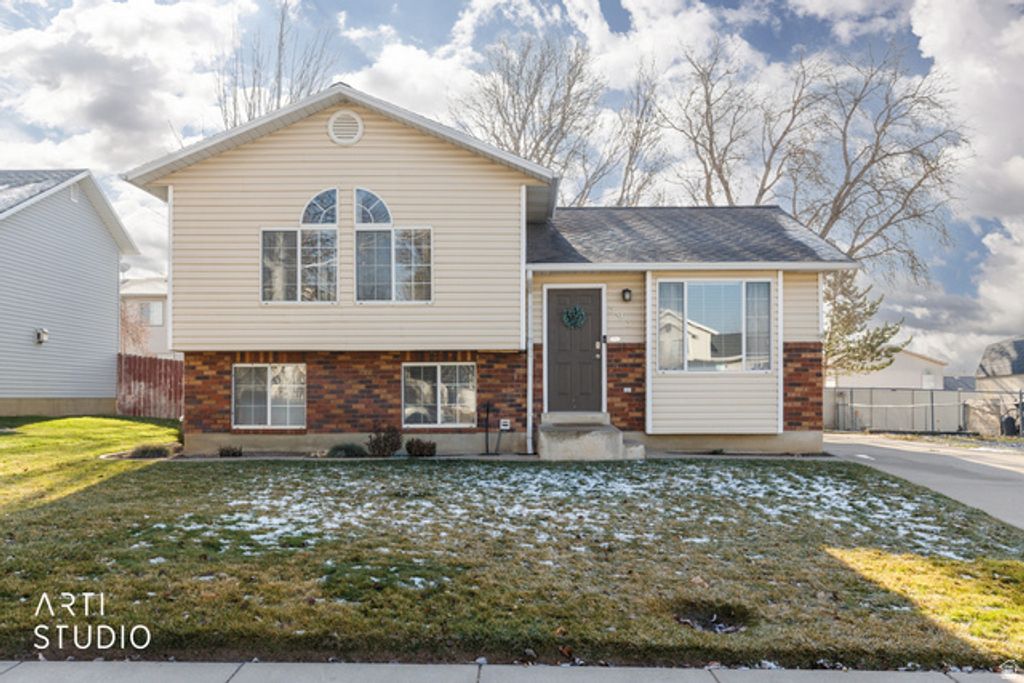 593 W 950 N, Clinton, UT 84015