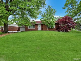 9401 Acosta Drive, St Louis, MO 63137