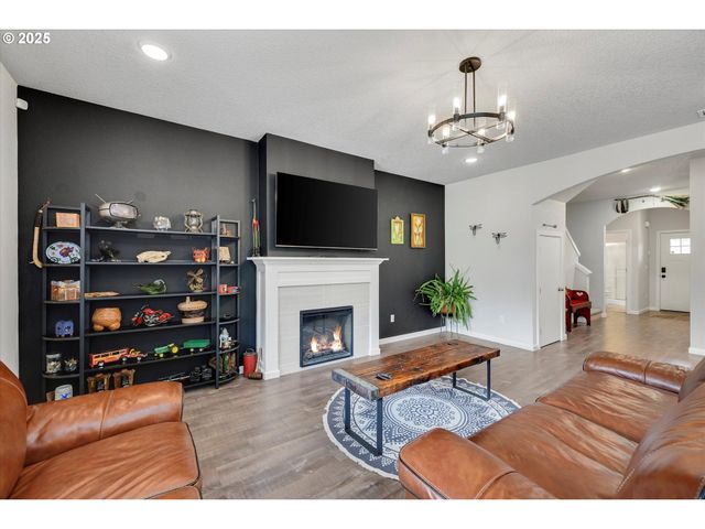 138 S 7TH St, Carlton, OR 97111