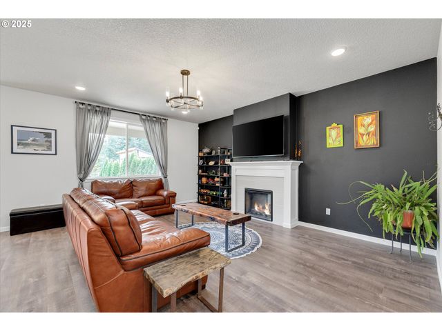 138 S 7TH St, Carlton, OR 97111