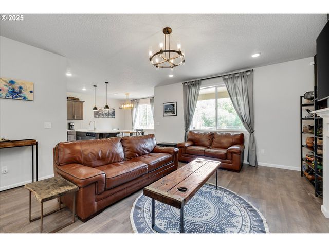 138 S 7TH St, Carlton, OR 97111