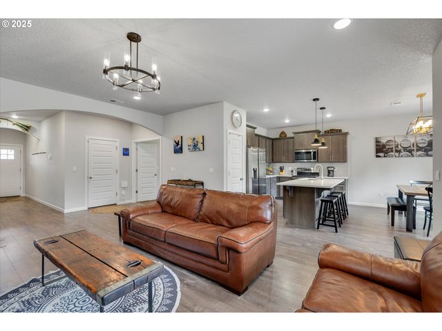 138 S 7TH St, Carlton, OR 97111