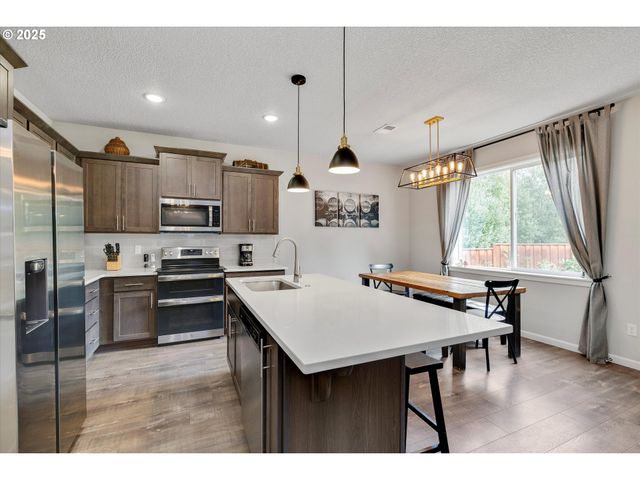 138 S 7TH St, Carlton, OR 97111