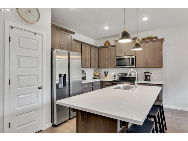 138 S 7TH St, Carlton, OR 97111