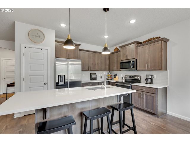 138 S 7TH St, Carlton, OR 97111