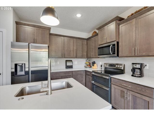 138 S 7TH St, Carlton, OR 97111