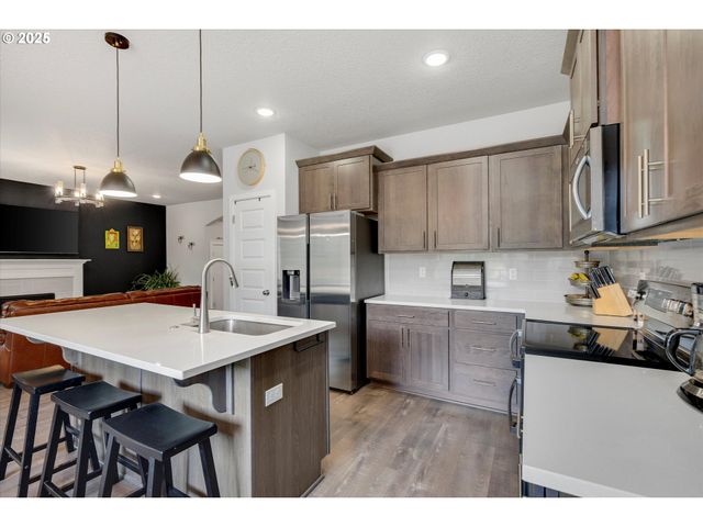 138 S 7TH St, Carlton, OR 97111