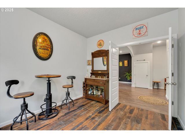 138 S 7TH St, Carlton, OR 97111