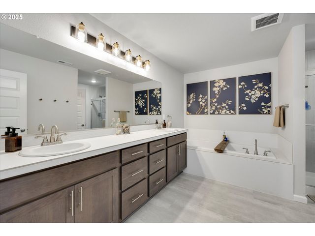 138 S 7TH St, Carlton, OR 97111