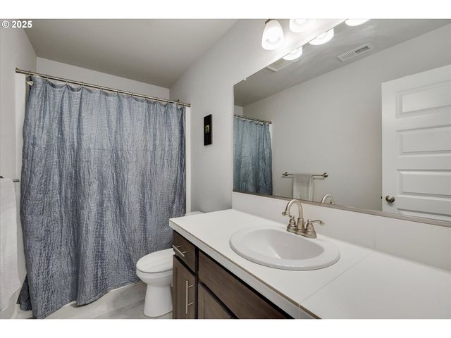 138 S 7TH St, Carlton, OR 97111