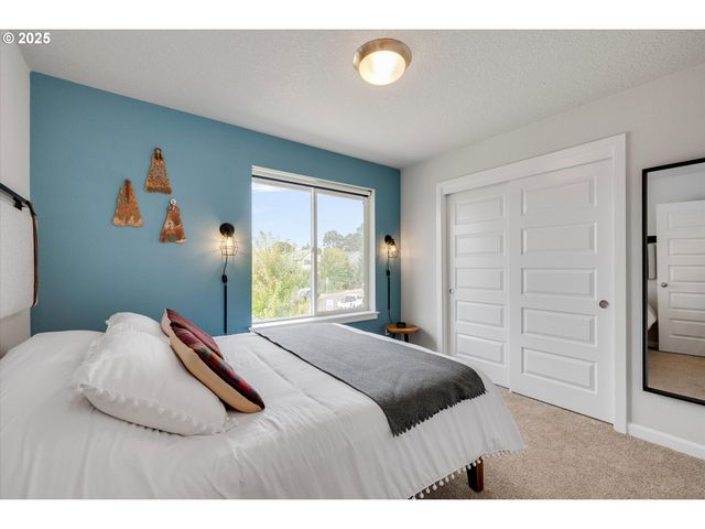 138 S 7TH St, Carlton, OR 97111