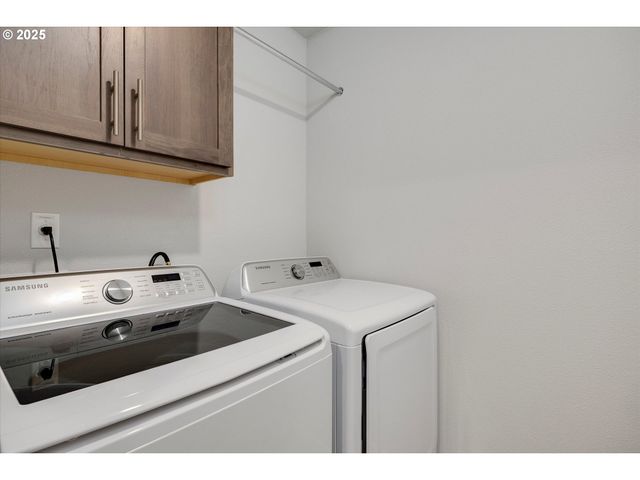 138 S 7TH St, Carlton, OR 97111