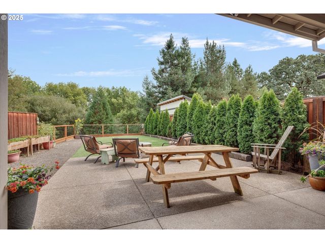 138 S 7TH St, Carlton, OR 97111