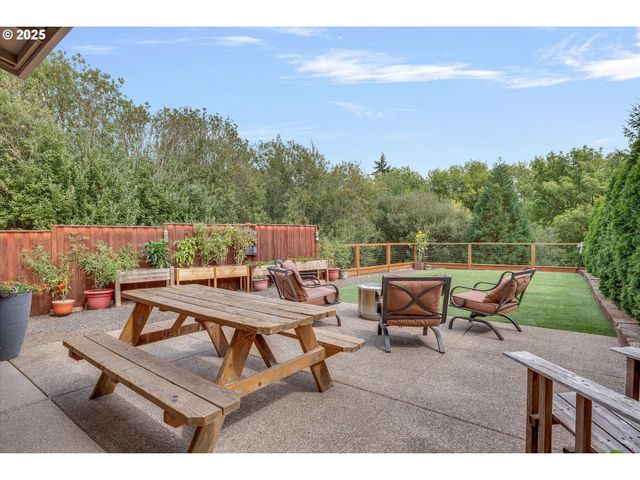 138 S 7TH St, Carlton, OR 97111