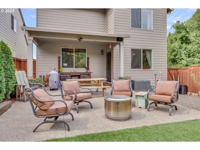 138 S 7TH St, Carlton, OR 97111