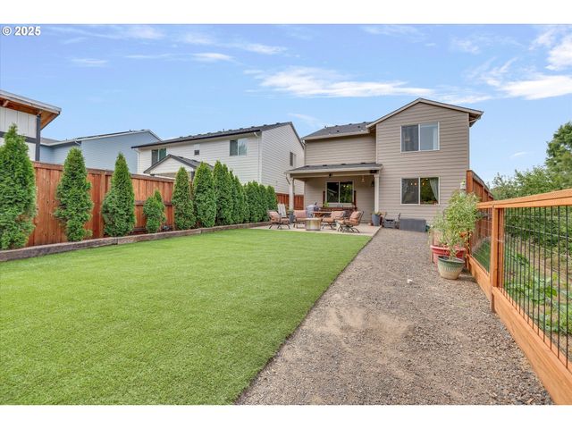 138 S 7TH St, Carlton, OR 97111