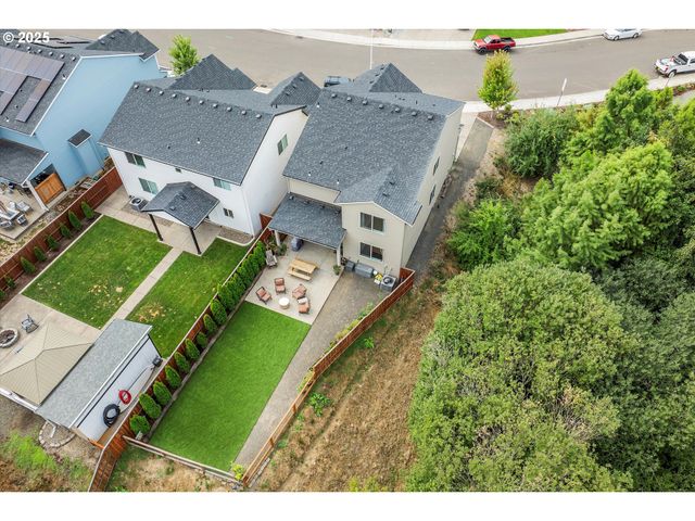 138 S 7TH St, Carlton, OR 97111