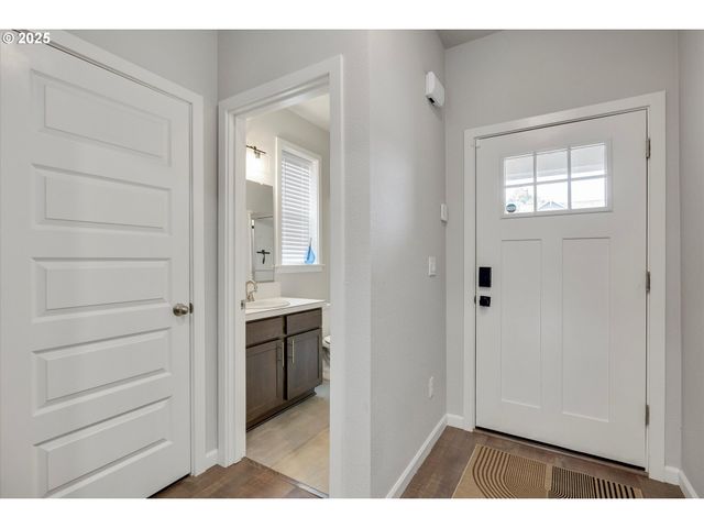 138 S 7TH St, Carlton, OR 97111