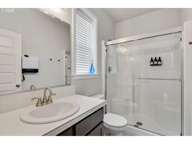 138 S 7TH St, Carlton, OR 97111