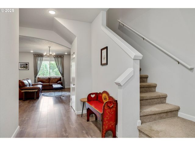 138 S 7TH St, Carlton, OR 97111