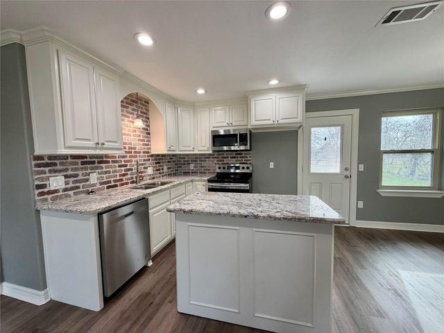 104 Mimosa Street, Lake Jackson, TX 77566