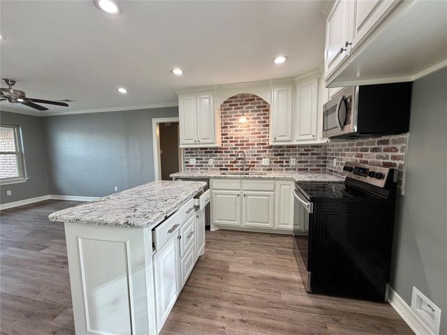 104 Mimosa Street, Lake Jackson, TX 77566