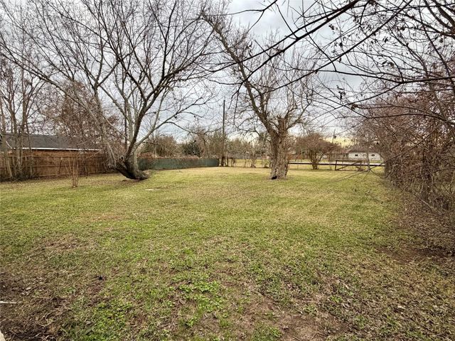 104 Mimosa Street, Lake Jackson, TX 77566