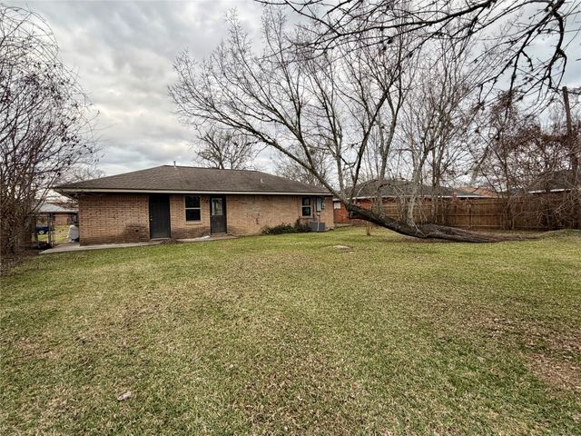 104 Mimosa Street, Lake Jackson, TX 77566