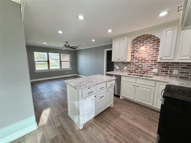 104 Mimosa Street, Lake Jackson, TX 77566